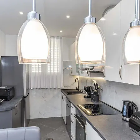 Silva - & Modern Apartment Split