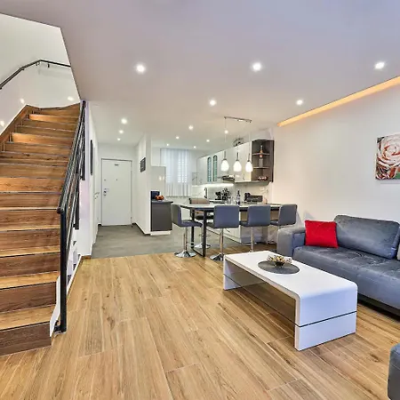 Silva - & Modern Apartment Split