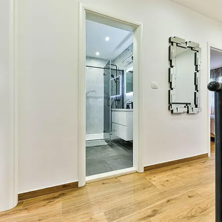 Silva - & Modern Apartment Split